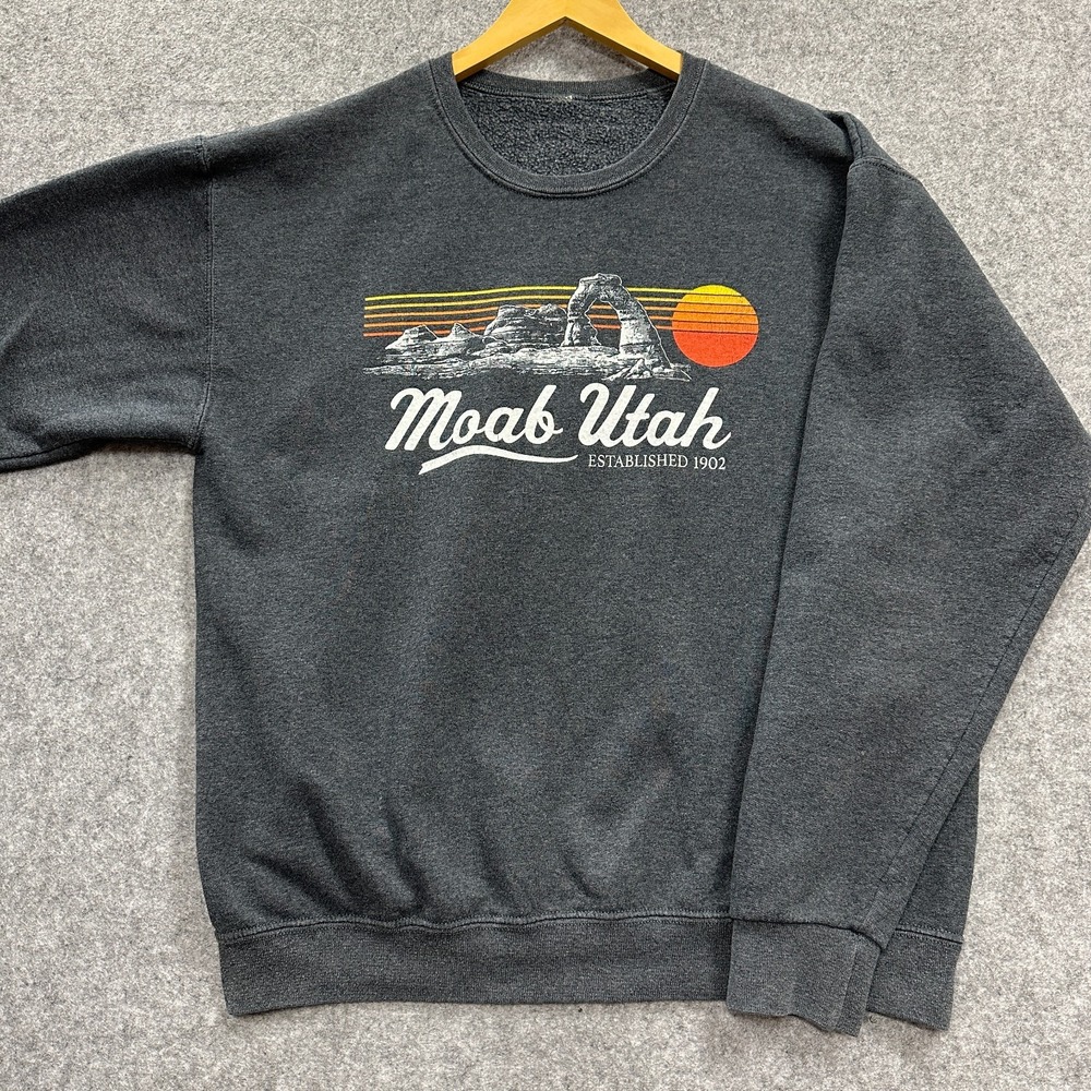 Moab Utah Crewneck Sweatshirt Unisex M Gray Desert Graphic Pullover‎ 80s Style